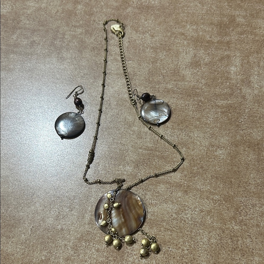Elegant Shell Pendant Necklace and Earring Set